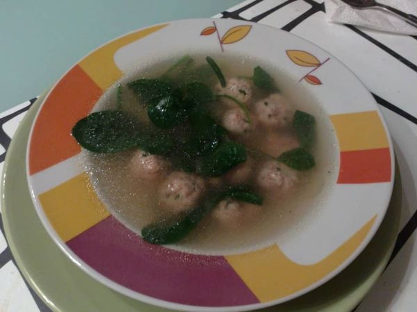 Albóndigas de cerdo y gambas en caldo aromático