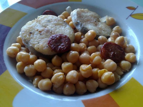 Merluza con chorizo y garbanzos