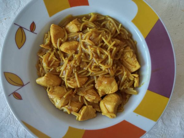 Fideos encebollados con pollo al curry