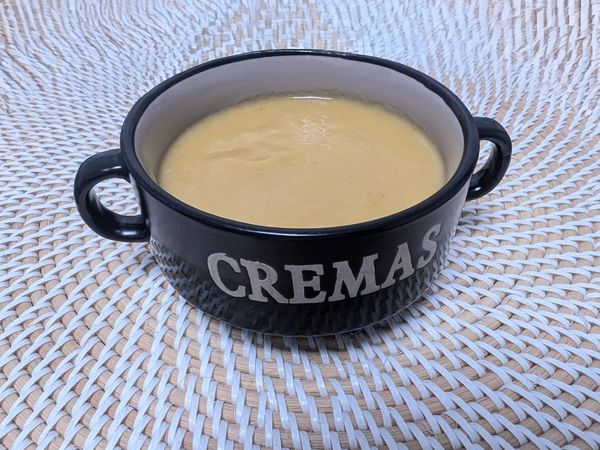 Crema de puerros, patata y pera al azafrán